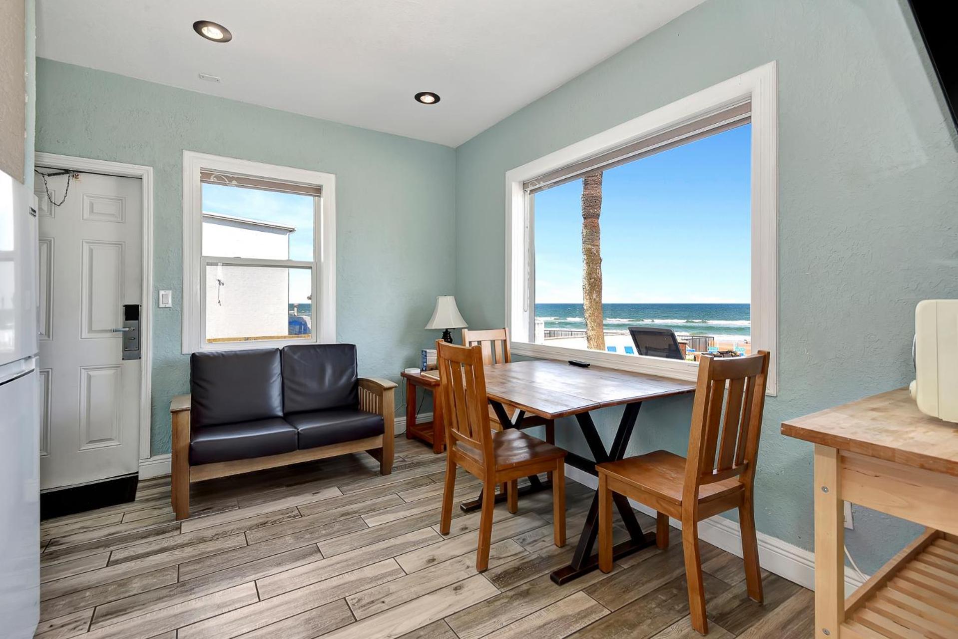 Shoreline Suites & Cabana Cottages - Beachfront Дейтона-Бич Экстерьер фото